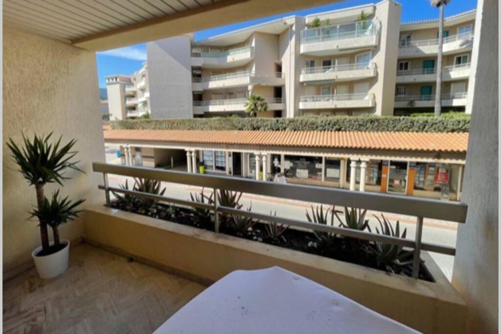 Confortable appartement à Cavalaire-sur-Mer Esterno foto